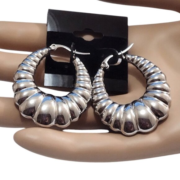 45mm Shrimp Hoop Pierced Earrings Silver Scalloped Graduated Oval - Picture 1 of 9